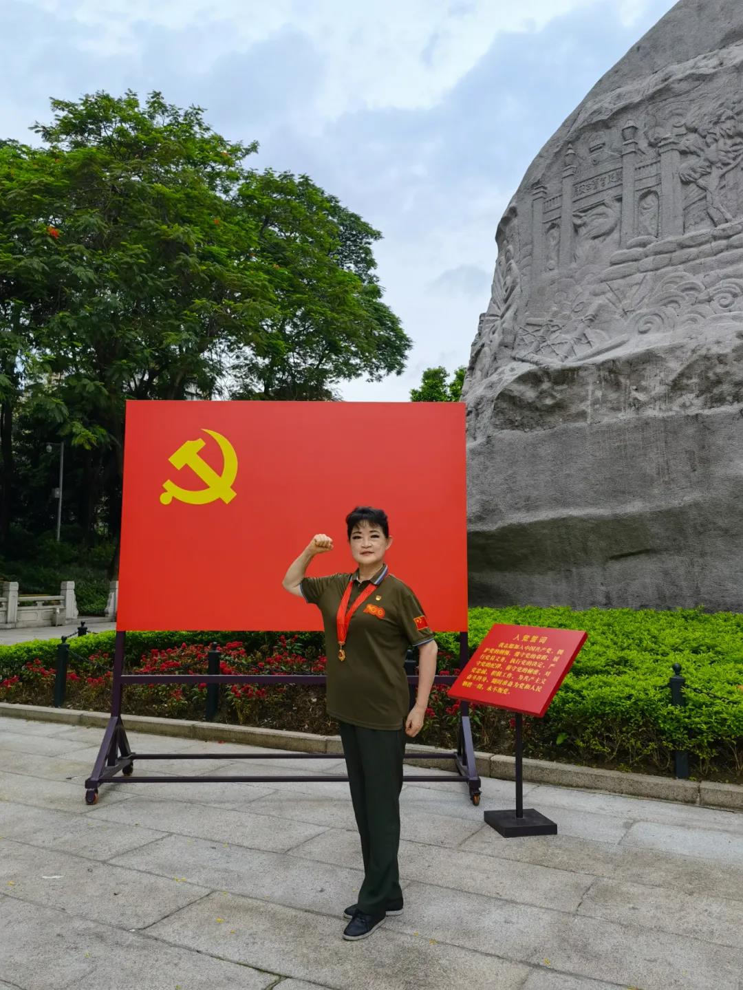 周荣获得纪念章的照片.jpg