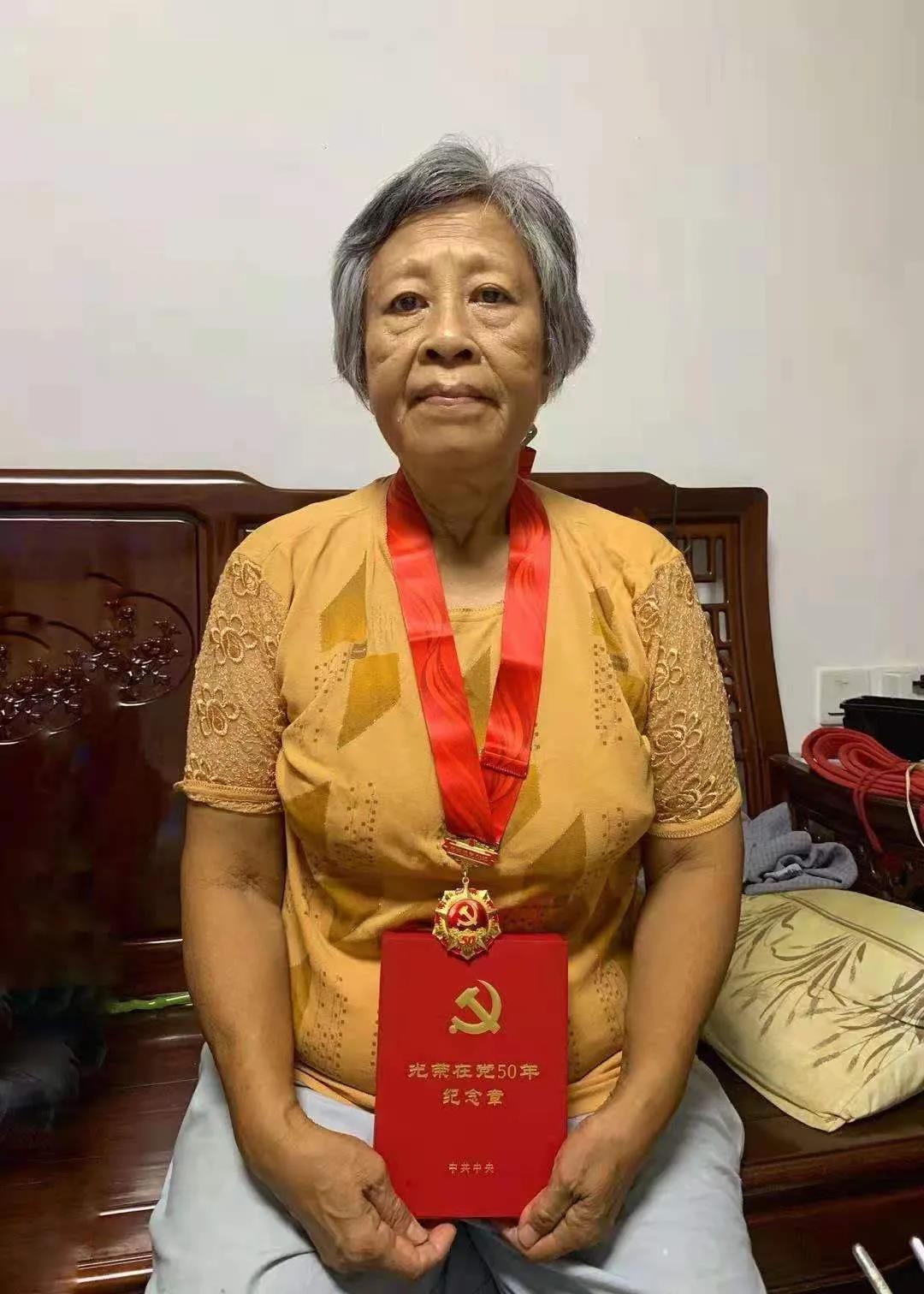 史纪新获得纪念章的照片.jpg