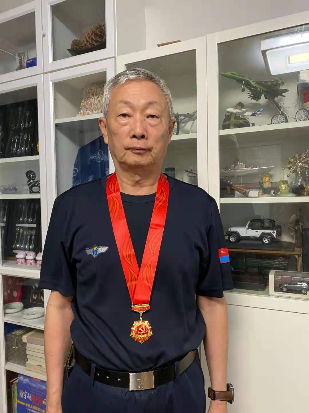 桂林理获得纪念章的照片.jpg